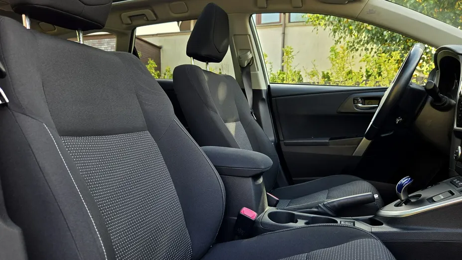 TOYOTA Auris -