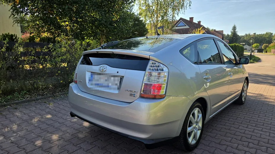 TOYOTA Prius -