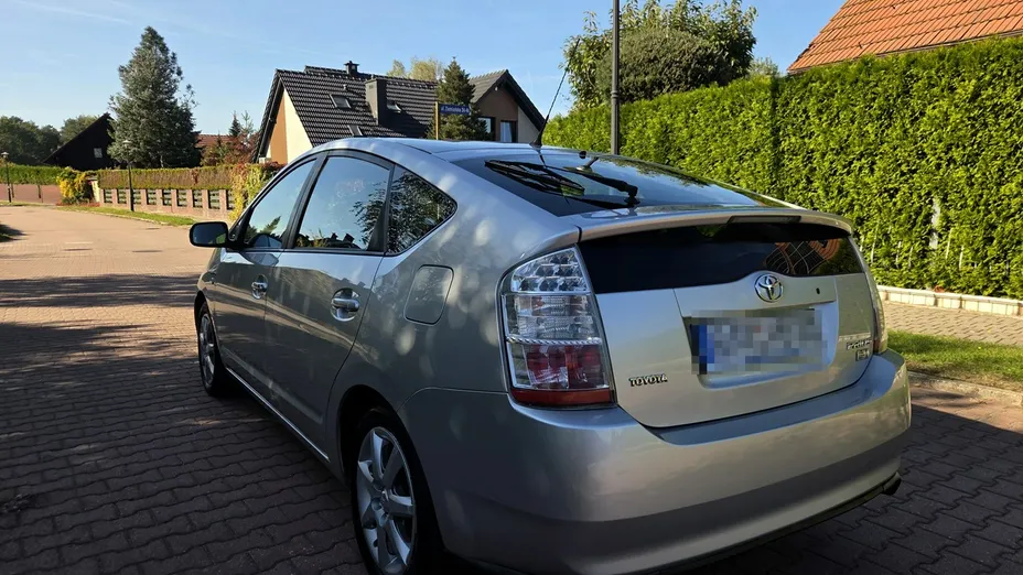 TOYOTA Prius -