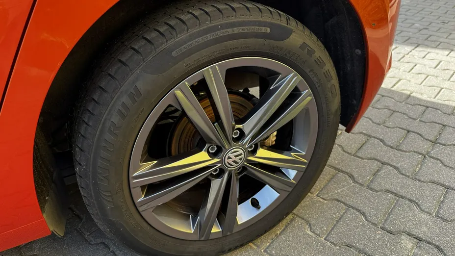 VOLKSWAGEN Polo -