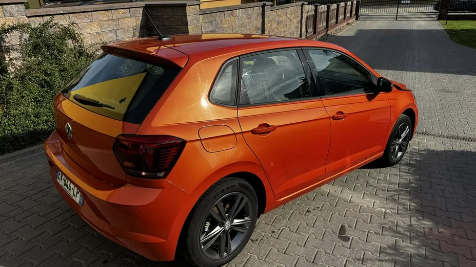 VOLKSWAGEN Polo -