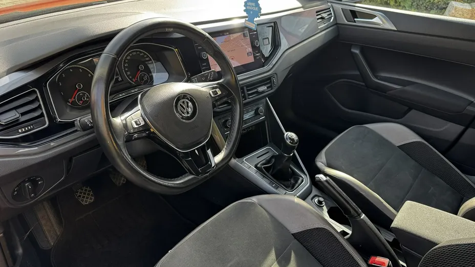 VOLKSWAGEN Polo -
