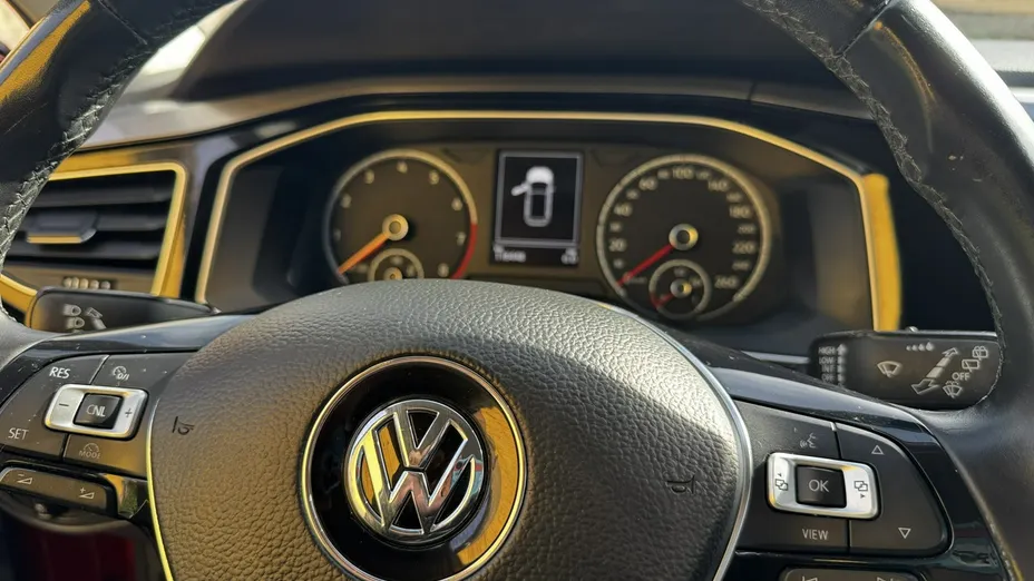 VOLKSWAGEN Polo -