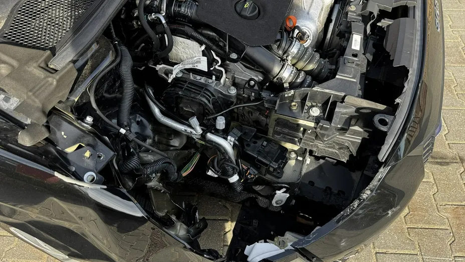 PEUGEOT 208 -
