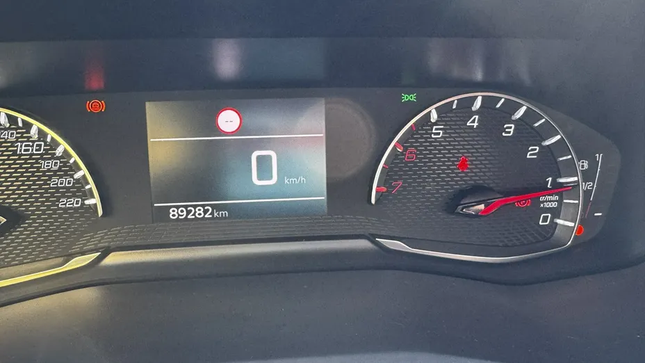 PEUGEOT 208 -