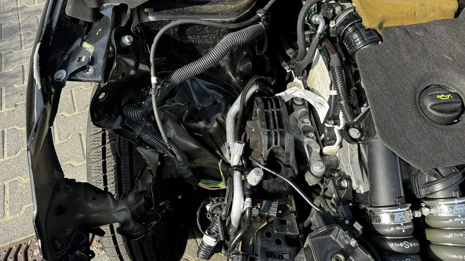 PEUGEOT 208 -