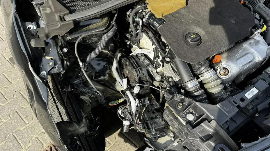 PEUGEOT 208 -