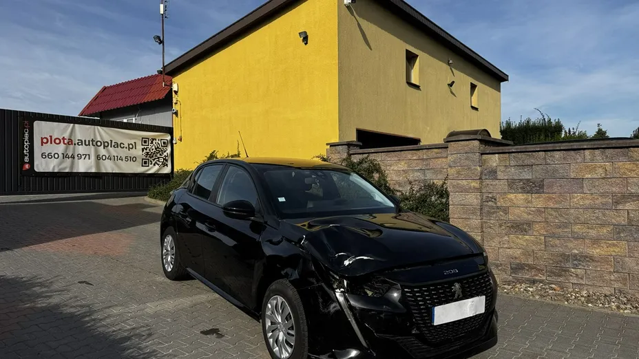 PEUGEOT 208 -