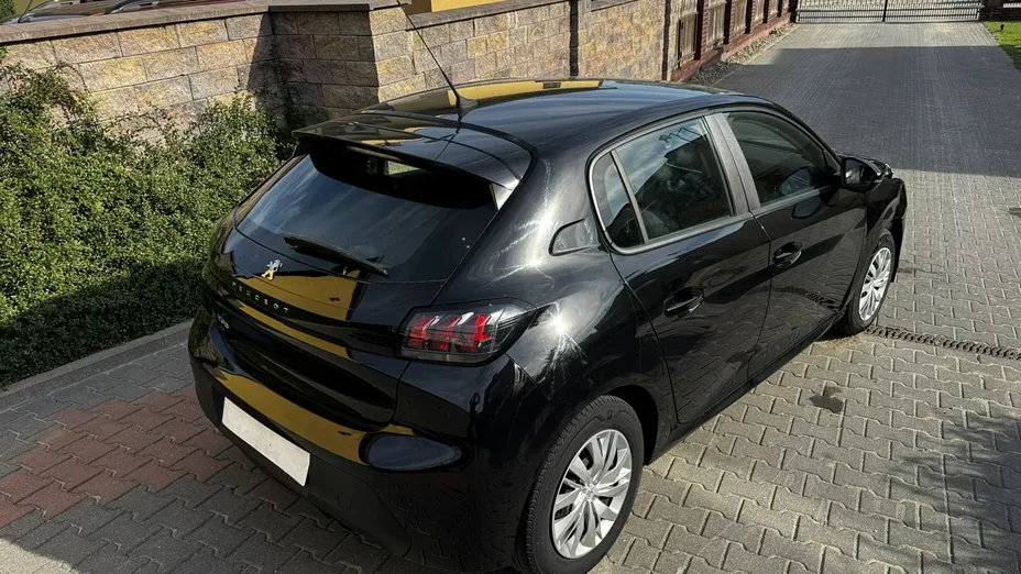 PEUGEOT 208 -