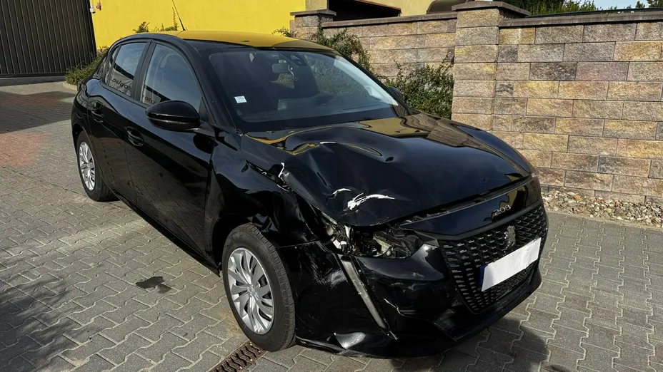 PEUGEOT 208 -