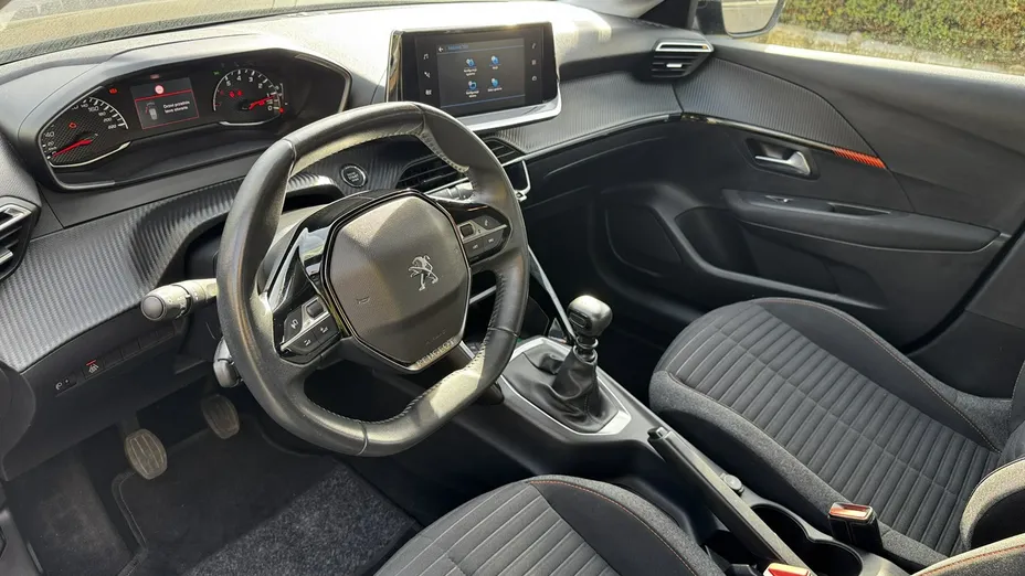 PEUGEOT 208 -