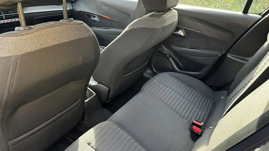 PEUGEOT 208 -