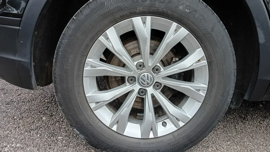 VOLKSWAGEN Tiguan -