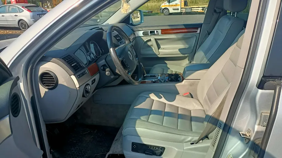 VOLKSWAGEN Touareg -
