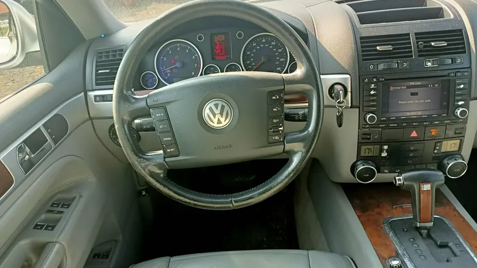 VOLKSWAGEN Touareg -