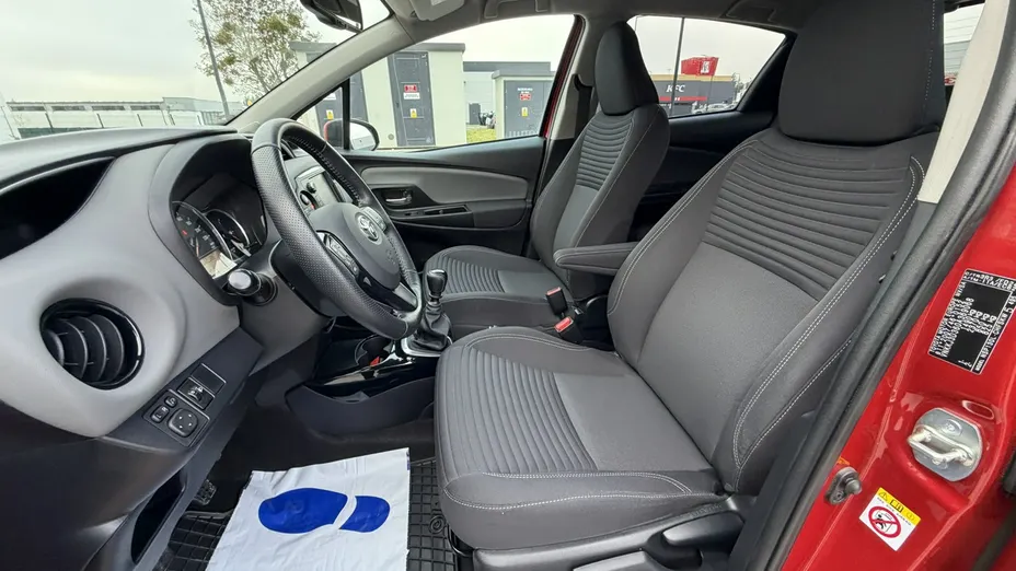 TOYOTA Yaris -