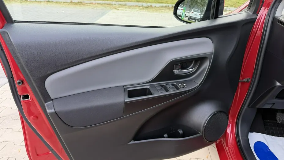 TOYOTA Yaris -