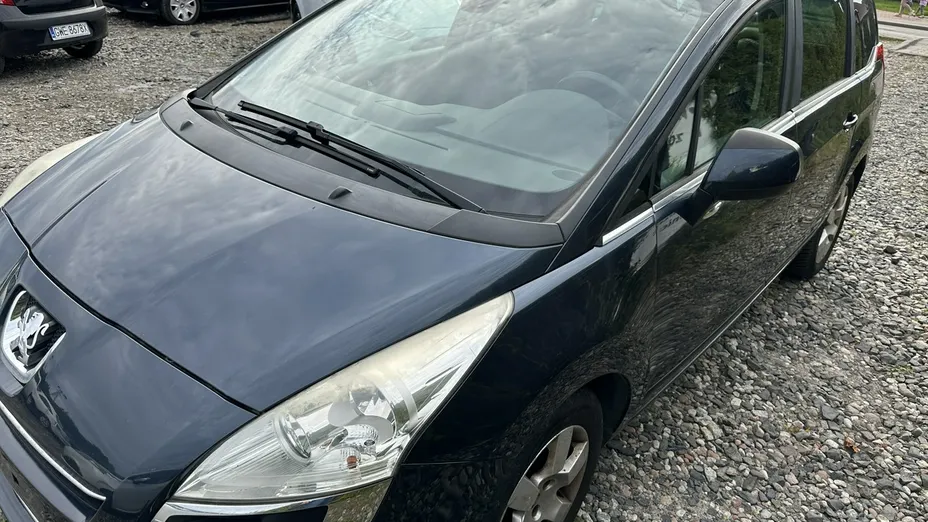 PEUGEOT 5008 -