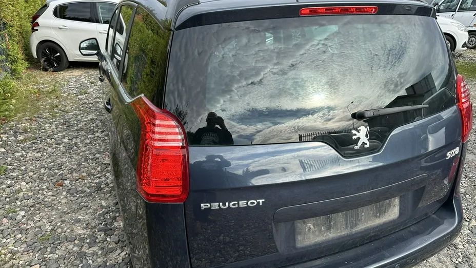 PEUGEOT 5008 -