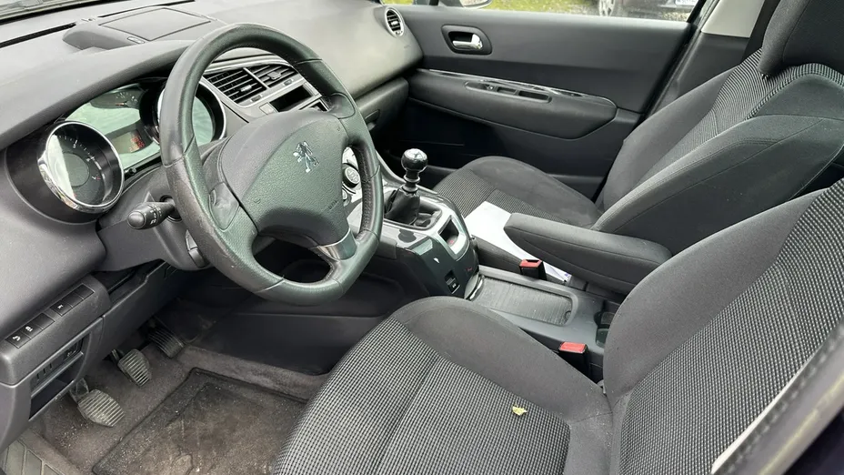 PEUGEOT 5008 -