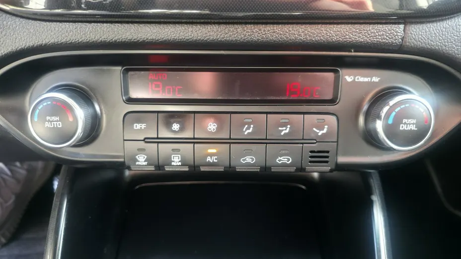 KIA Carens -