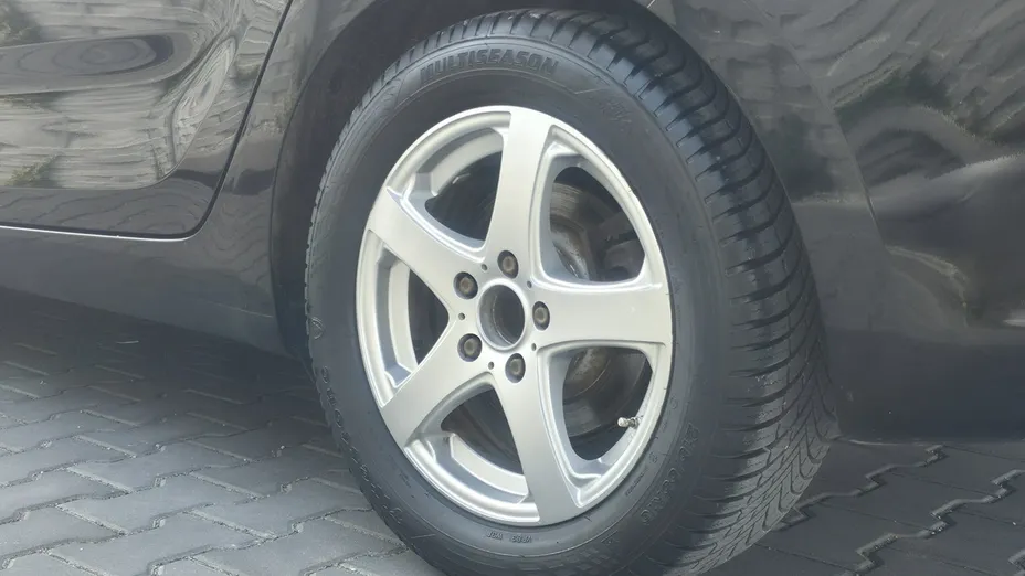 KIA Carens -