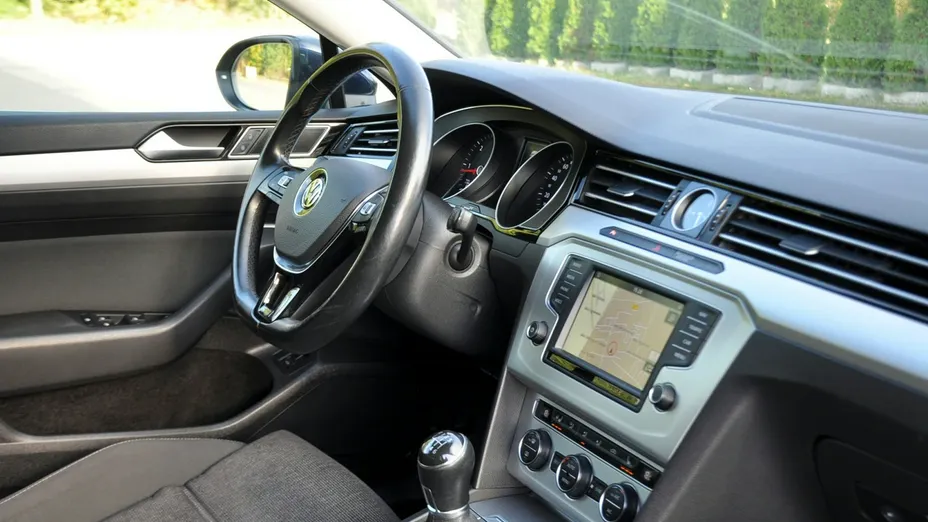VOLKSWAGEN Passat -