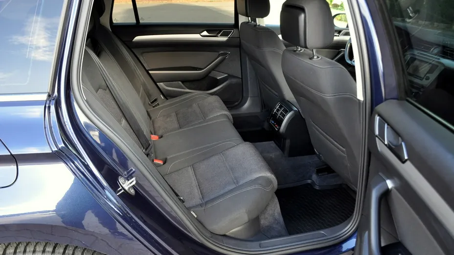 VOLKSWAGEN Passat -