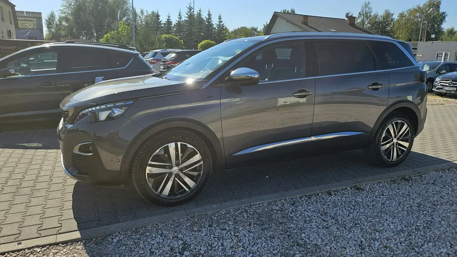 PEUGEOT 5008 -