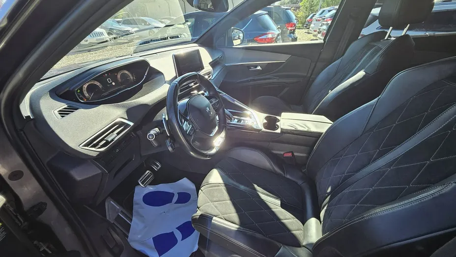 PEUGEOT 5008 -