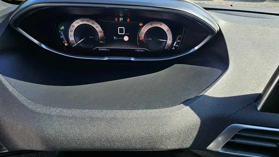 PEUGEOT 5008 -
