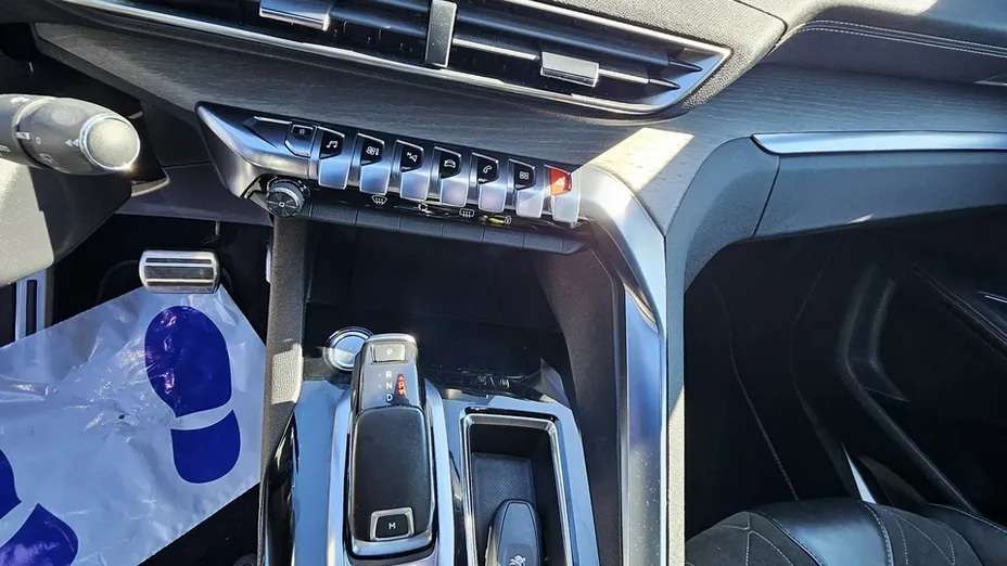PEUGEOT 5008 -