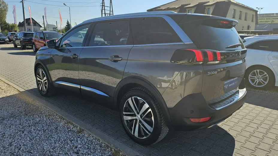 PEUGEOT 5008 -