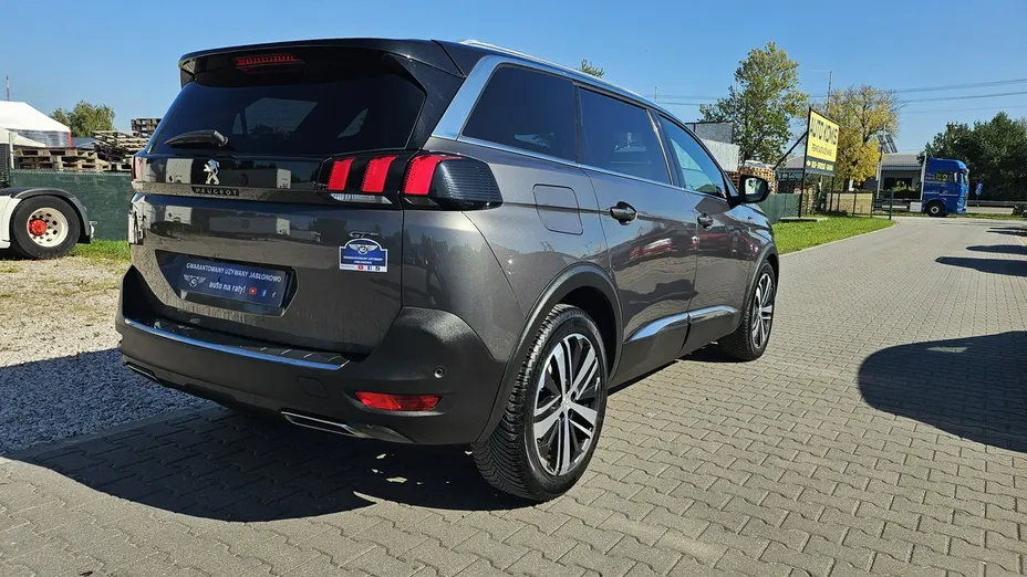 PEUGEOT 5008 -