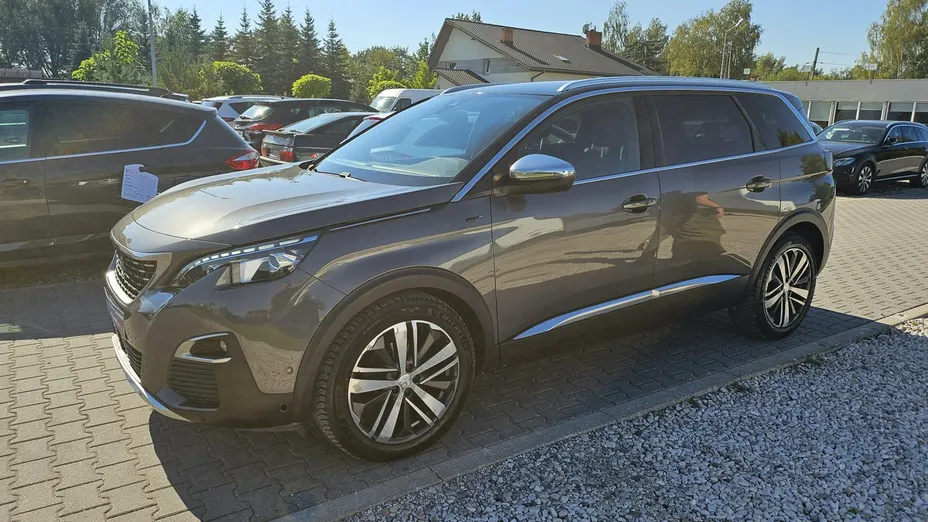 PEUGEOT 5008 -