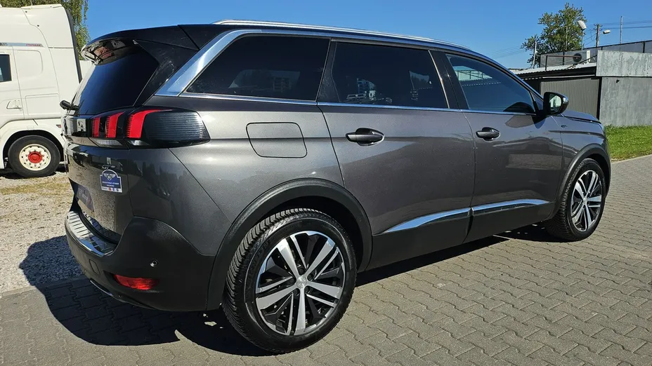 PEUGEOT 5008 -