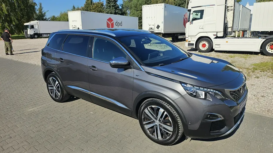 PEUGEOT 5008 -