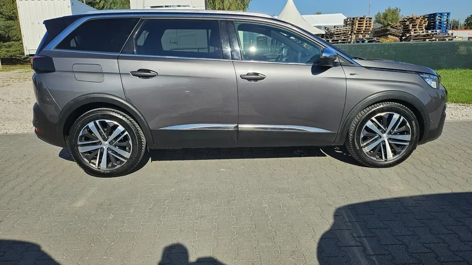 PEUGEOT 5008 -