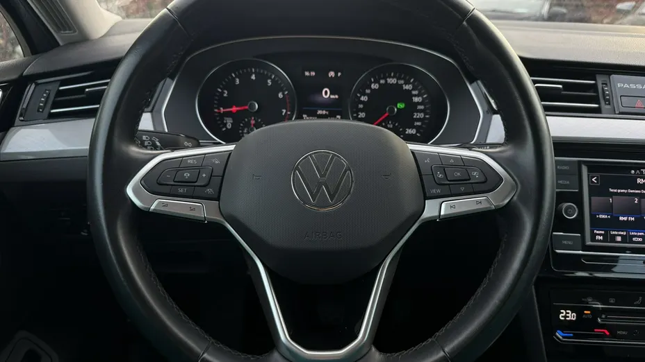 VOLKSWAGEN Passat -