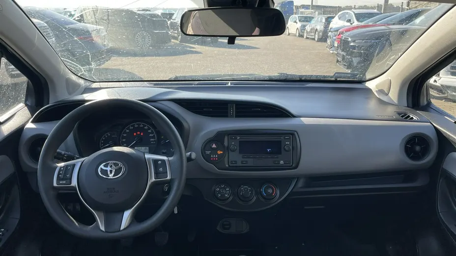 TOYOTA Yaris -