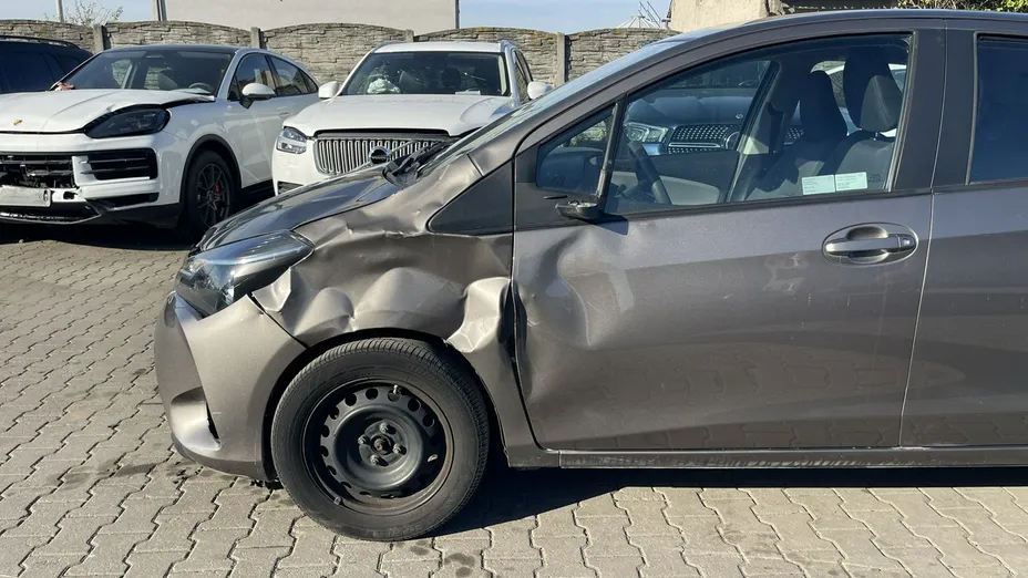 TOYOTA Yaris -