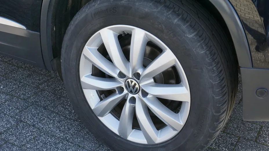 VOLKSWAGEN Tiguan -
