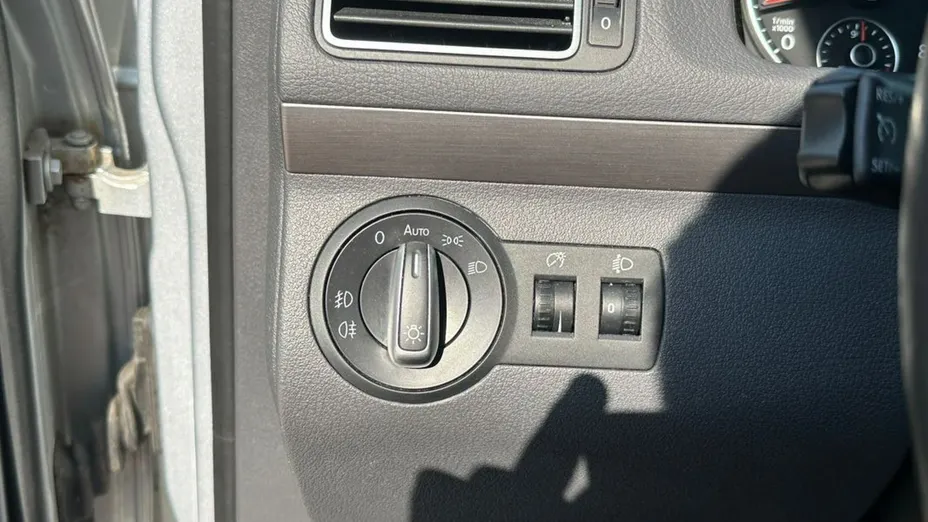 VOLKSWAGEN Touran -