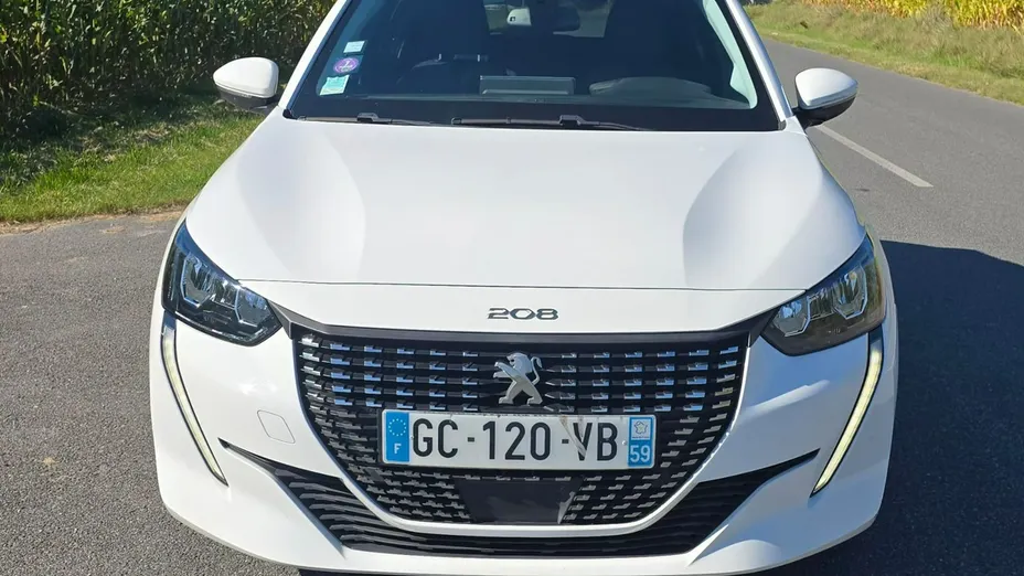 PEUGEOT 208 -