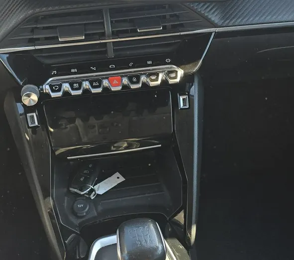 PEUGEOT 208 -