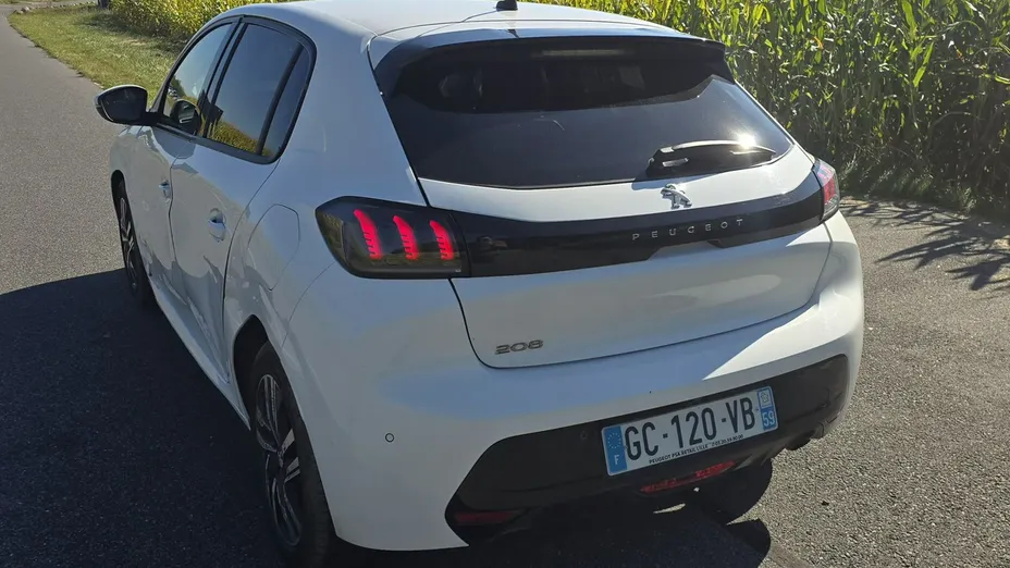 PEUGEOT 208 -