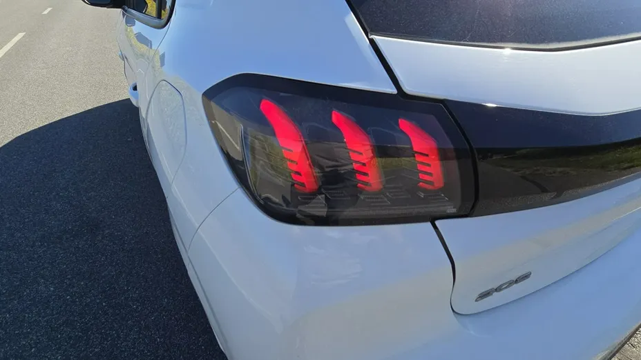 PEUGEOT 208 -