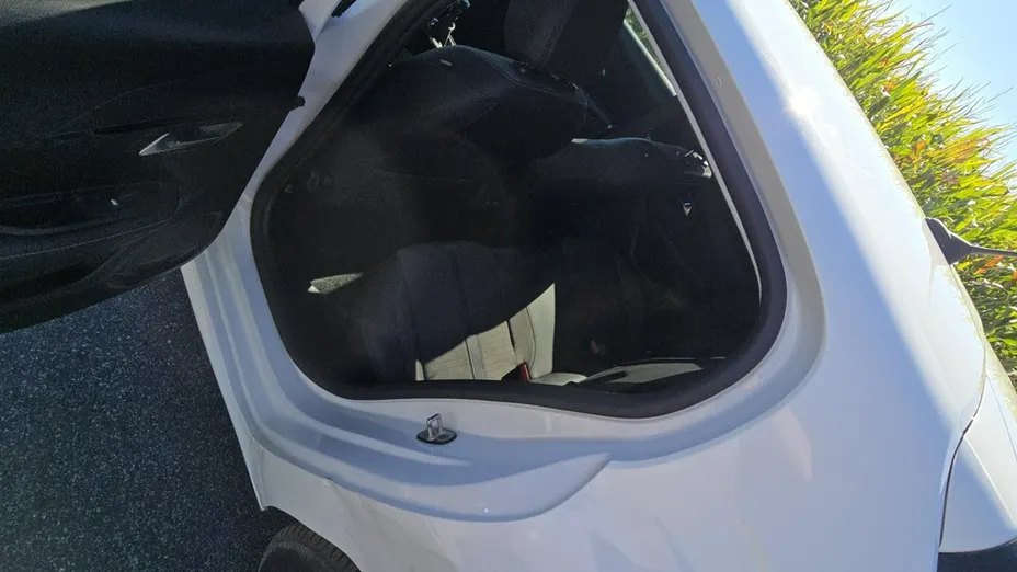 PEUGEOT 208 -