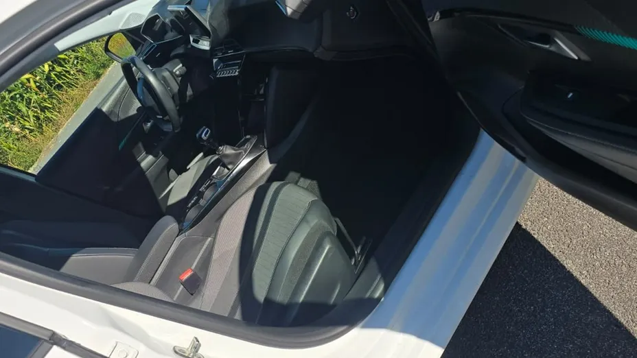 PEUGEOT 208 -