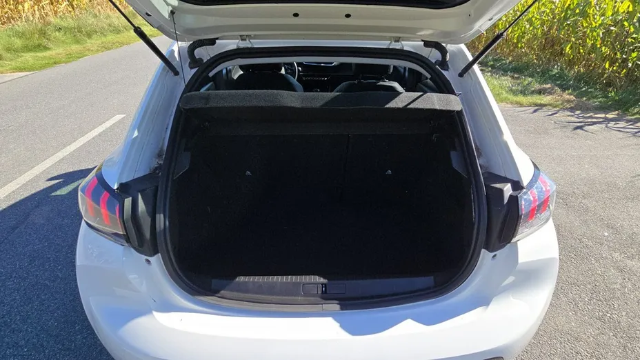 PEUGEOT 208 -